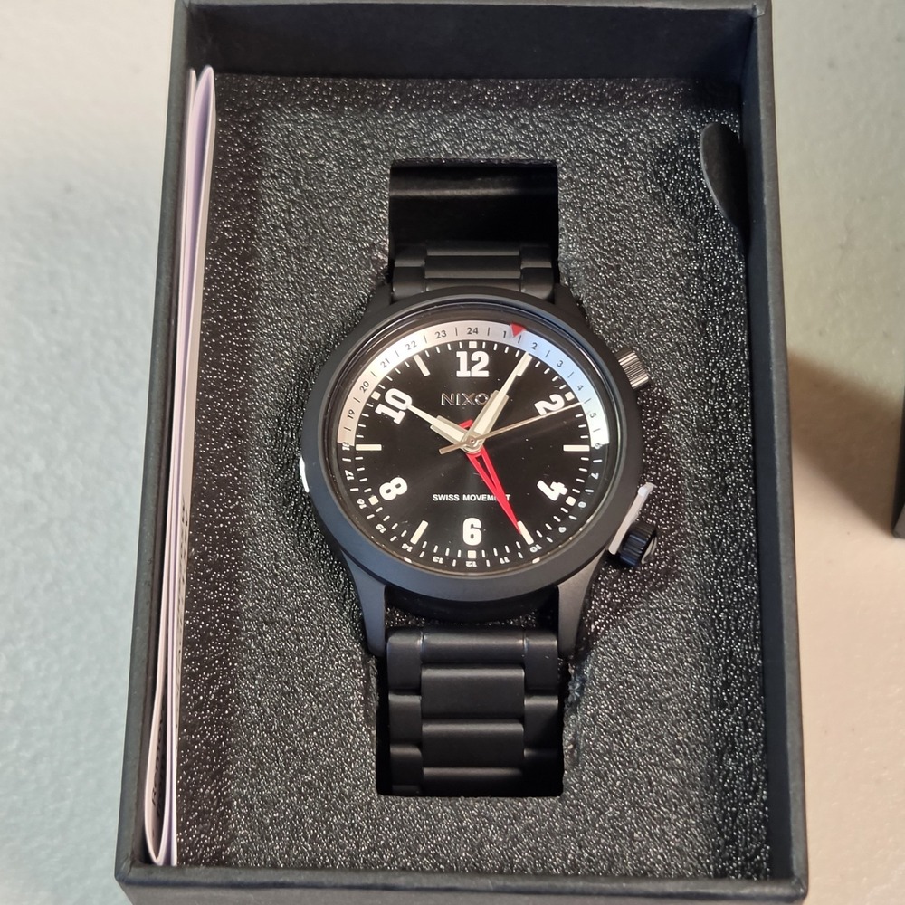 Nixon Drifter 40 GMT Watch Super Black & Black Sunray A1422-5288 SWISS MVMT New